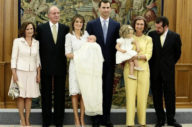 Posado oficial en el bautizo de la infanta Sofía donde se puede ver a Paloma Rocasolano junto al rey emérito, la reina Letizia, doña Sofía, la princesa Leonor, Jesús Ortiz y Felipe VI./Gtres