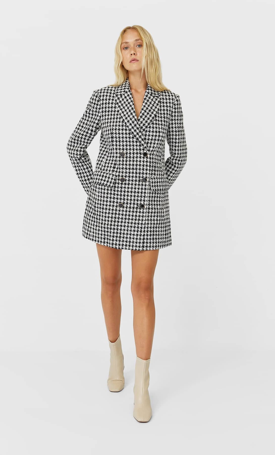 La americana vestido de pata de gallo de Stradivarius que har&aacute; este oto&ntilde;o m&aacute;s elegante