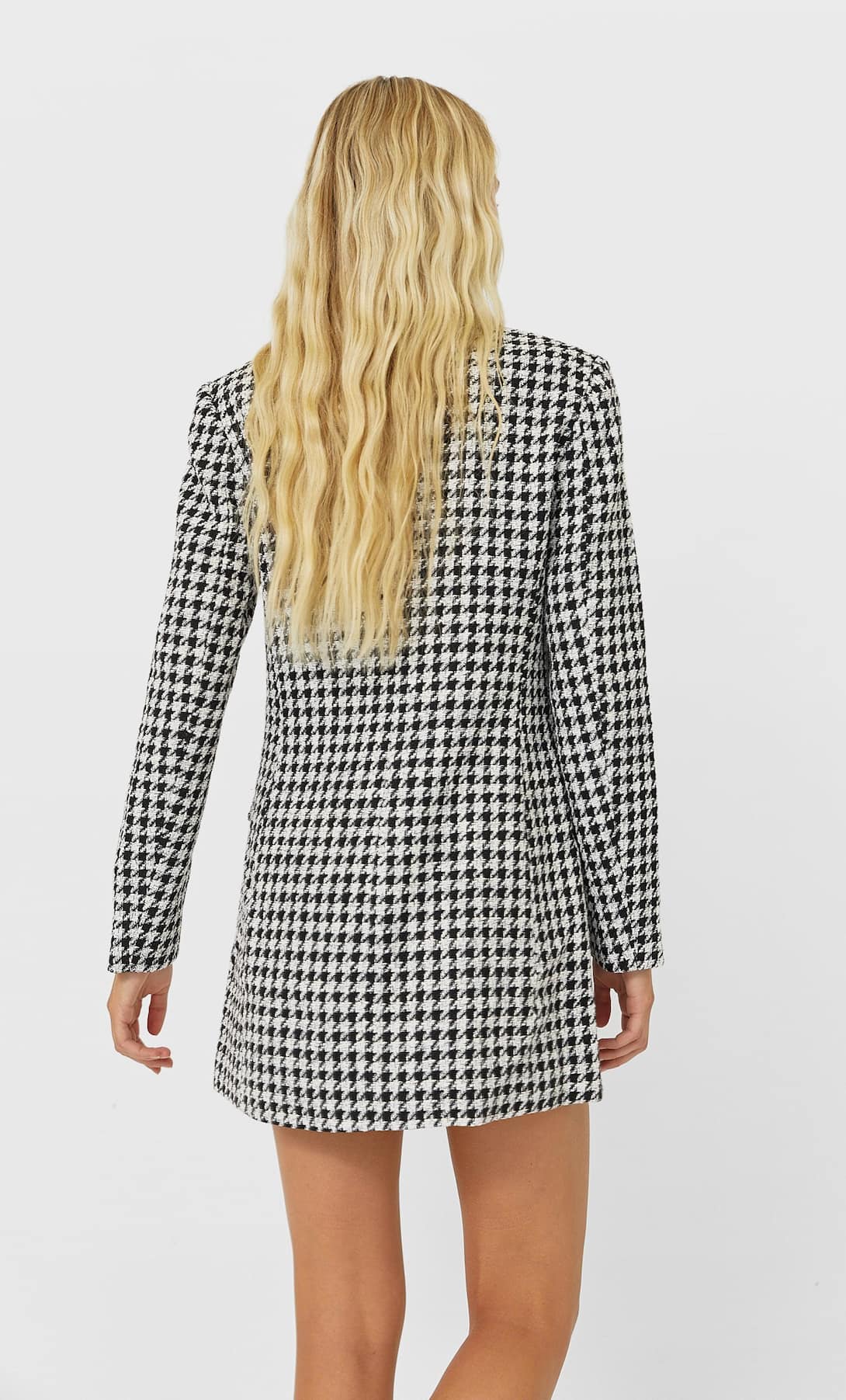 La americana vestido de pata de gallo de Stradivarius que har&aacute; este oto&ntilde;o m&aacute;s elegante