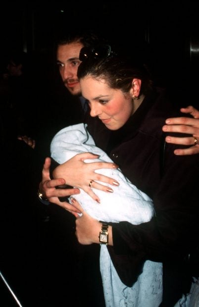 Rocío Carrasco junto a Antonio David con su hijo recién nacido en 1998/Gtres