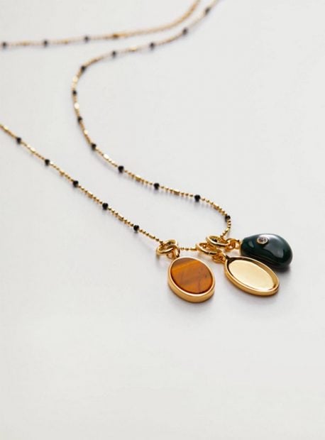 Collar para abalorios al que se le pueden ir añadiendo diferentes charms. Su precio, 12.95 euros/Mango
