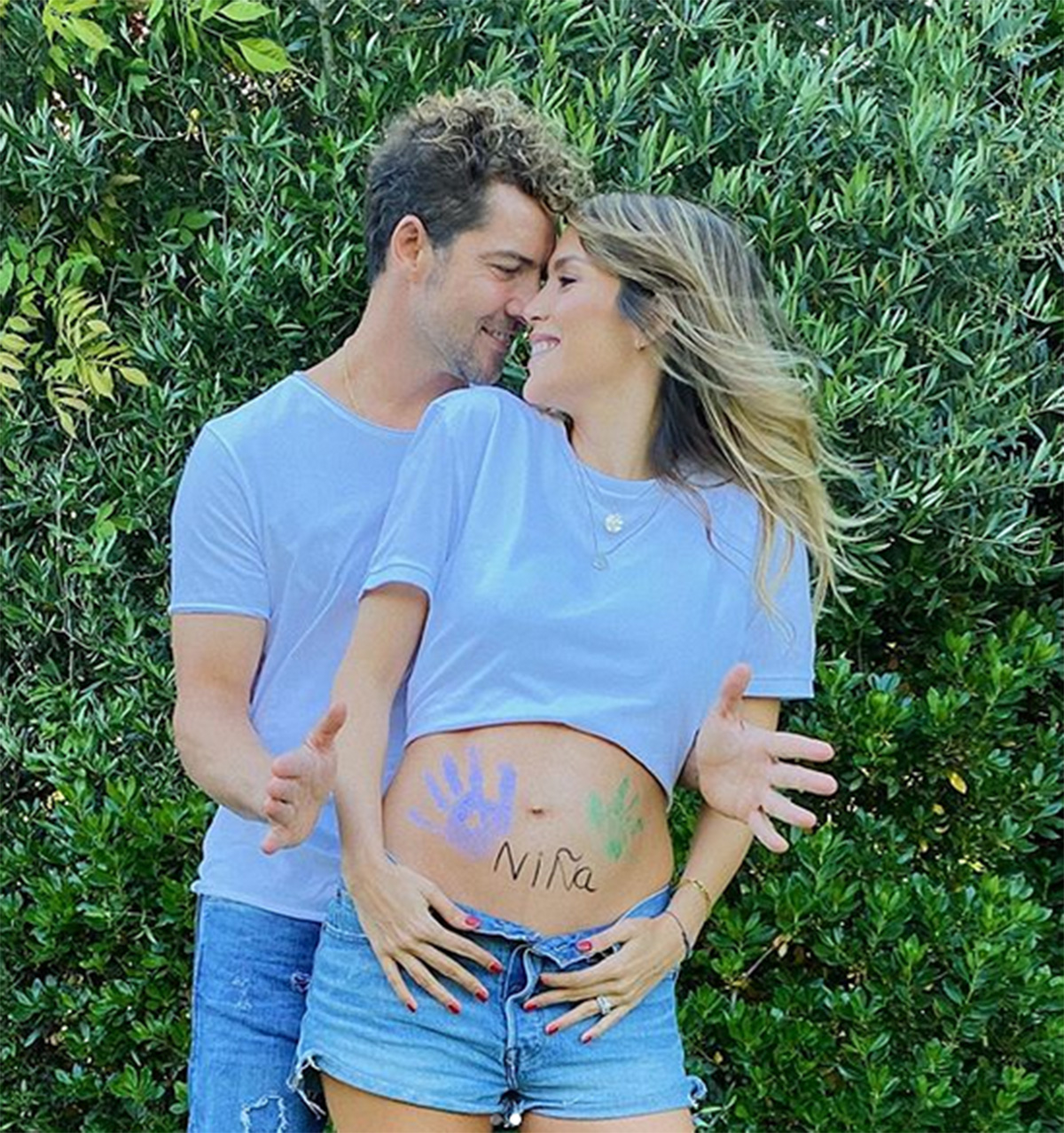 El posado de David Bisbal y Rosanna Zanetti a pocos días de dar a luz