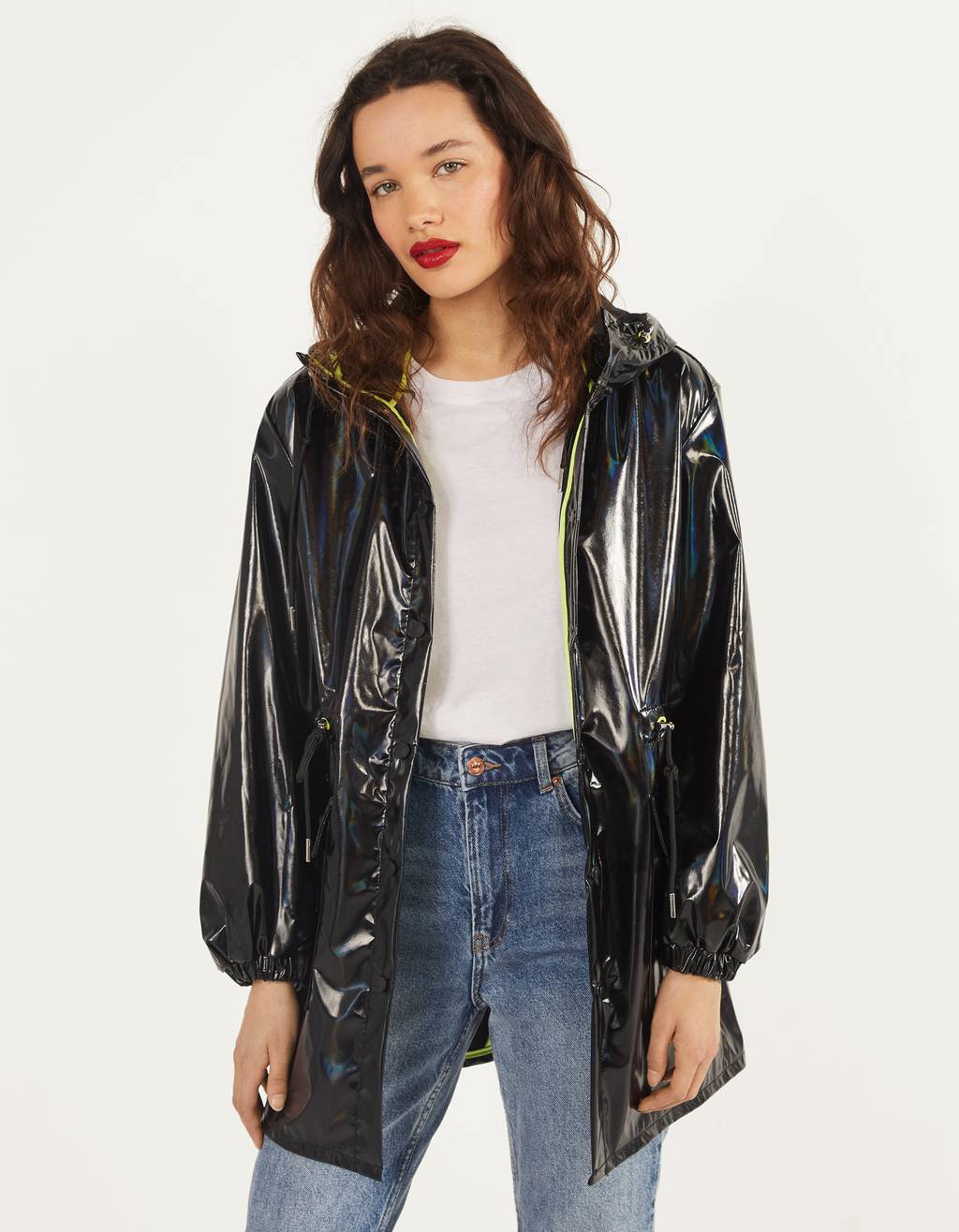 Este es el chubasquero de Bershka con m&aacute;s estilo para los d&iacute;as de lluvia 
