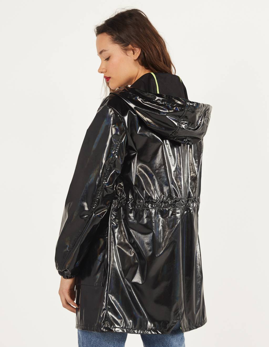 Este es el chubasquero de Bershka con m&aacute;s estilo para los d&iacute;as de lluvia 