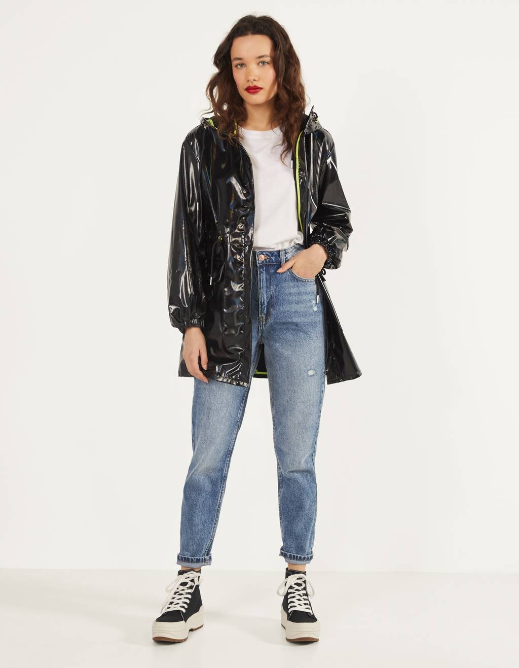 Este es el chubasquero de Bershka con m&aacute;s estilo para los d&iacute;as de lluvia 