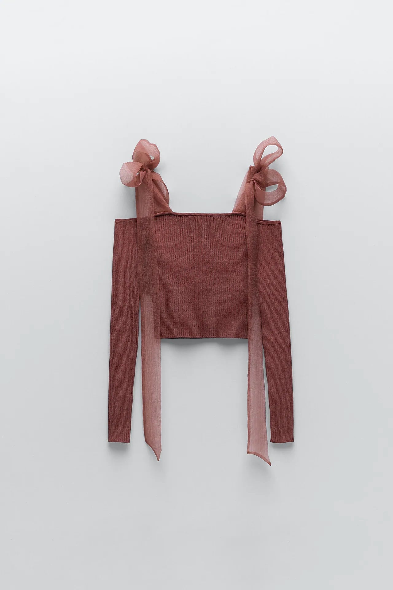 Zara tiene el top de punto con detalles en organza que se convertirá en viral este otoño
