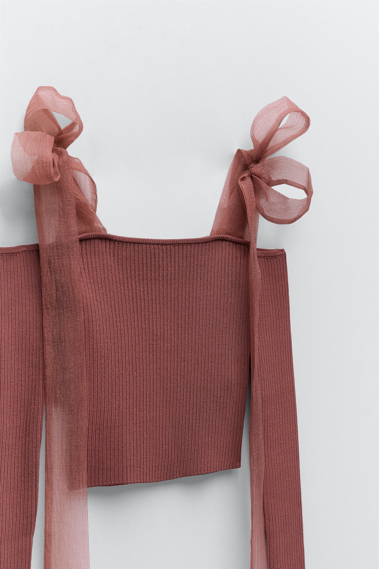 Zara tiene el top de punto con detalles en organza que se convertirá en viral este otoño