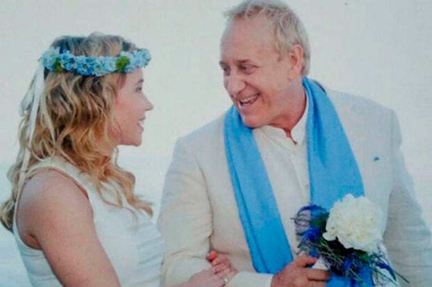 Josep María Mainat y Ángela Dobrowolski el día de su boda. El productor luce el fular elegido por su mujer para su primera entrevista/Mediaset