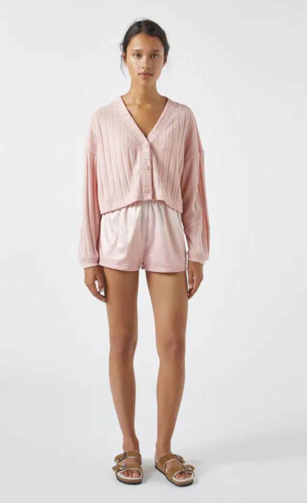 Conjunto lencero de satén con chaqueta de punto a juego, todo en rosa, de Pull&Bear / Cortesía