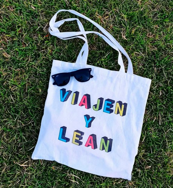 Los tote bags, uno de los complementos estrella en los que plasmar los divertidos slogans de la firma/@amanciahortera_