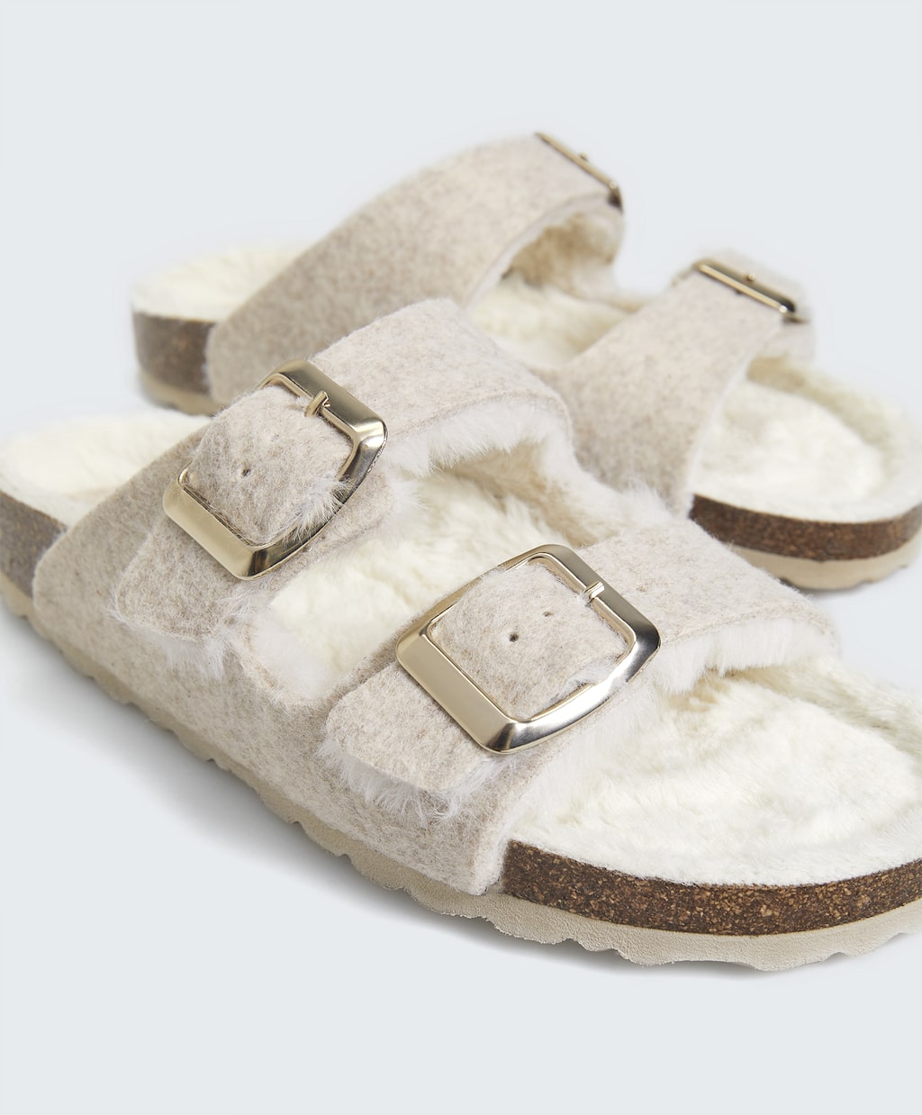 Nuria Roca nos ense&ntilde;a a llevar las sandalias de oto&ntilde;o que te encantar&aacute;n u odiar&aacute;s 