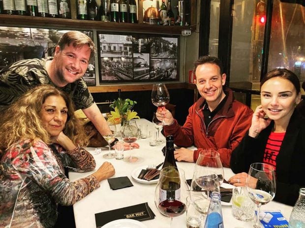 En 'Tu cara me suena', Chenoa ha encontrado a un nuevo grupo de amigos formado por &Aacute;ngel Llacer, Lolita y Carlos Latre, que ha sentido la p&eacute;rdida de su compa&ntilde;era/@chenoa