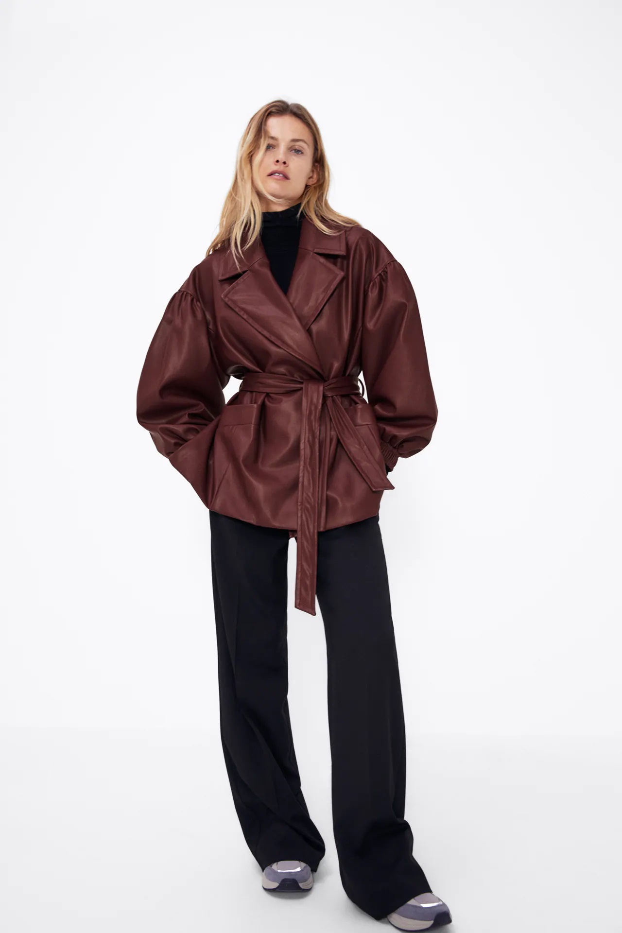 Zara: Busca por el armario o compra esta blazer ochentera de piel una de las prendas de la temporada