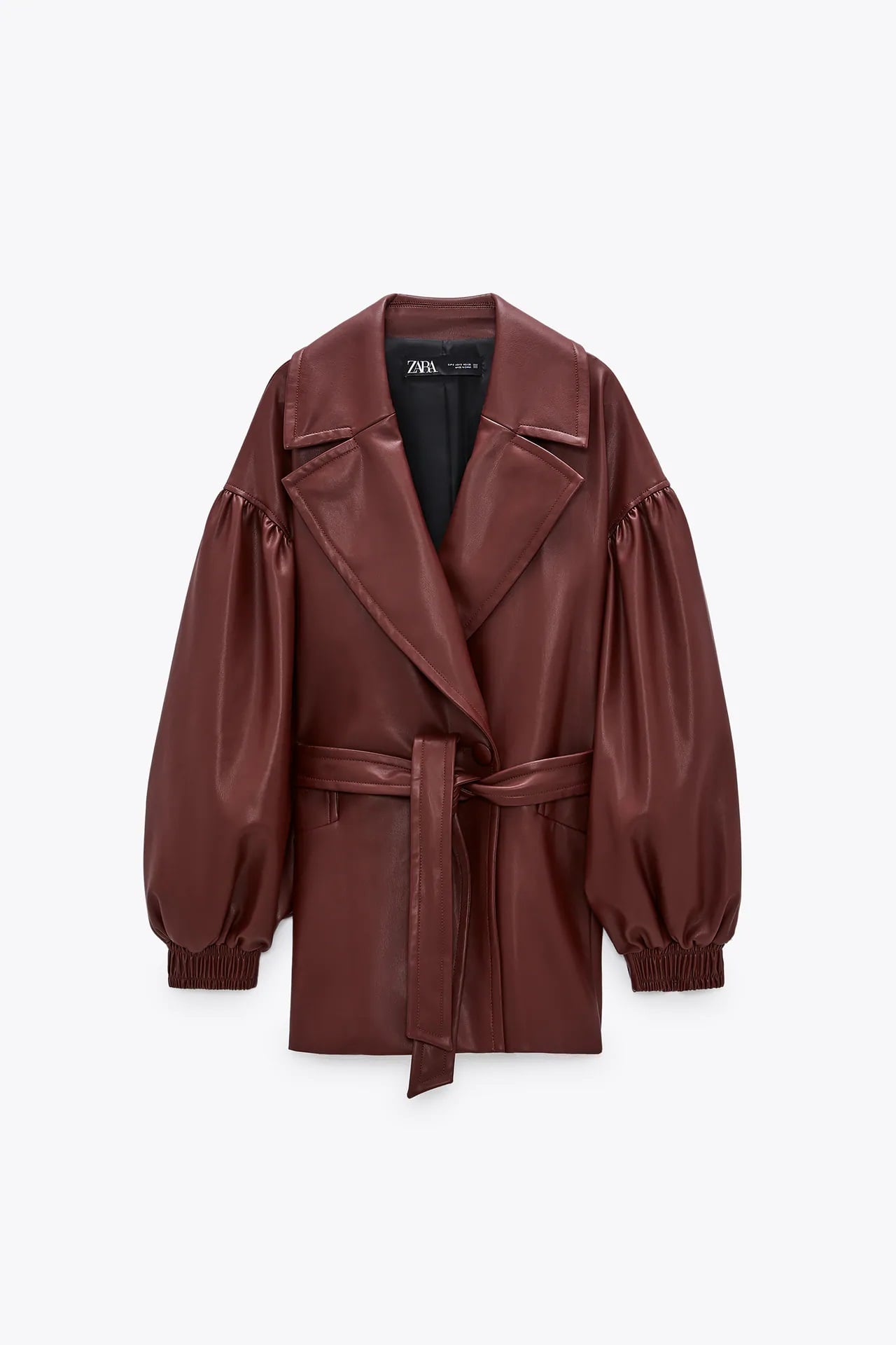 Zara: Busca por el armario o compra esta blazer ochentera de piel una de las prendas de la temporada
