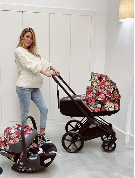 Rosanna Zanetti posando con un carrito de bebé en su perfil de Instagram/Instagram @rosannazanetti