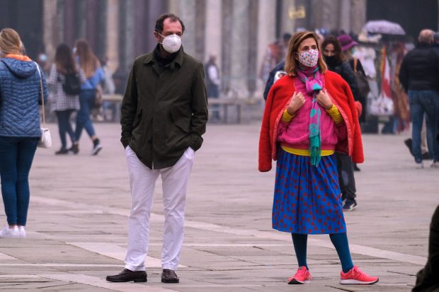 &Aacute;gatha Ruiz de la Prada y Luis Gasset en la Plaza San Marco de Venecia -Italia-./Gtres
