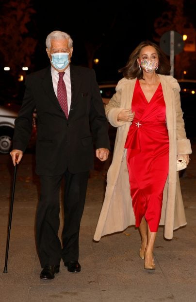 La madre de Tamara Falcó volvió a optar por el rojo como protagonista del look elegido para la ocasión/Gtres