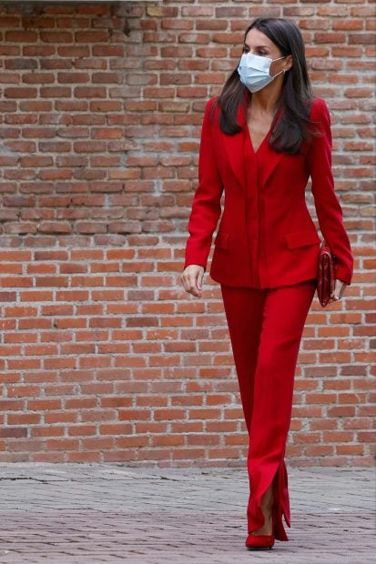 Y al igual que Isabel Preysler, Letizia podría lucirla con este look working formado por un dos piezas de Roberto Torretta que escogió para la reunión celebrada con el Patronato de la Residencia de Estudiantes/Gtres