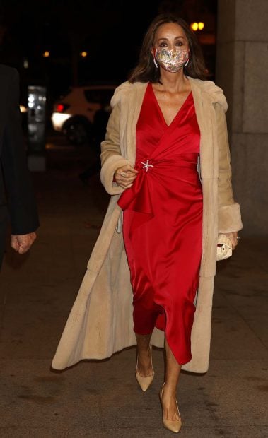 Con un vestido de Lola Li, una de las firmas que ya forman parte del fondo de armario de la reina/Gtres
