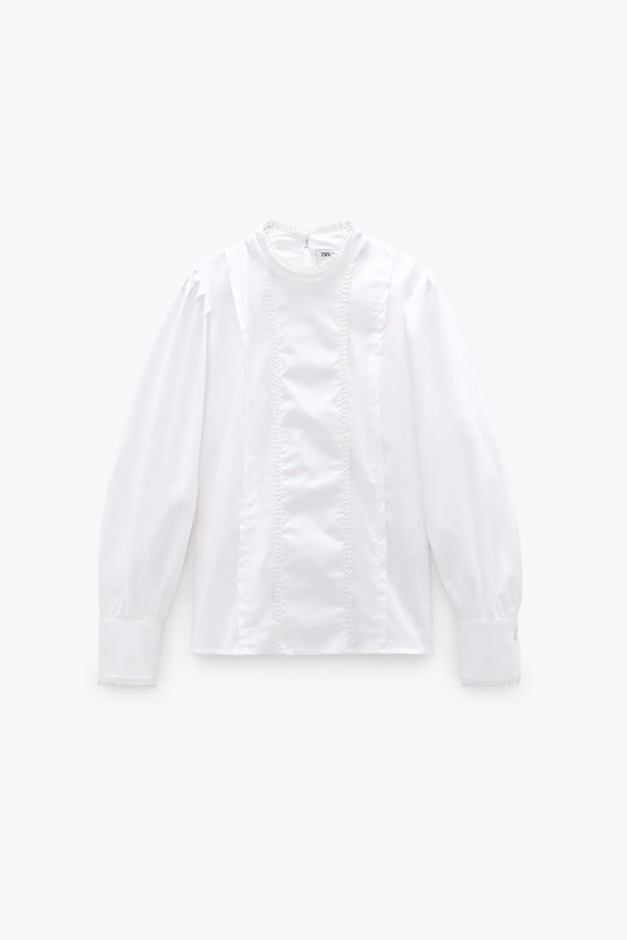 Laura Matamoros sorprende con esta camisa blanca de Zara en un look muy femenino