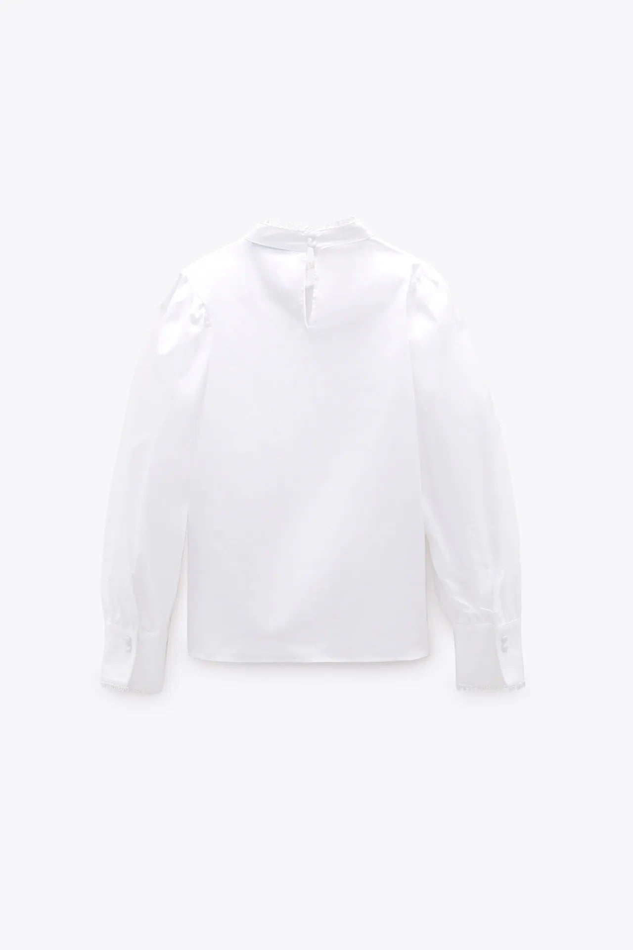 Laura Matamoros sorprende con esta camisa blanca de Zara en un look muy femenino