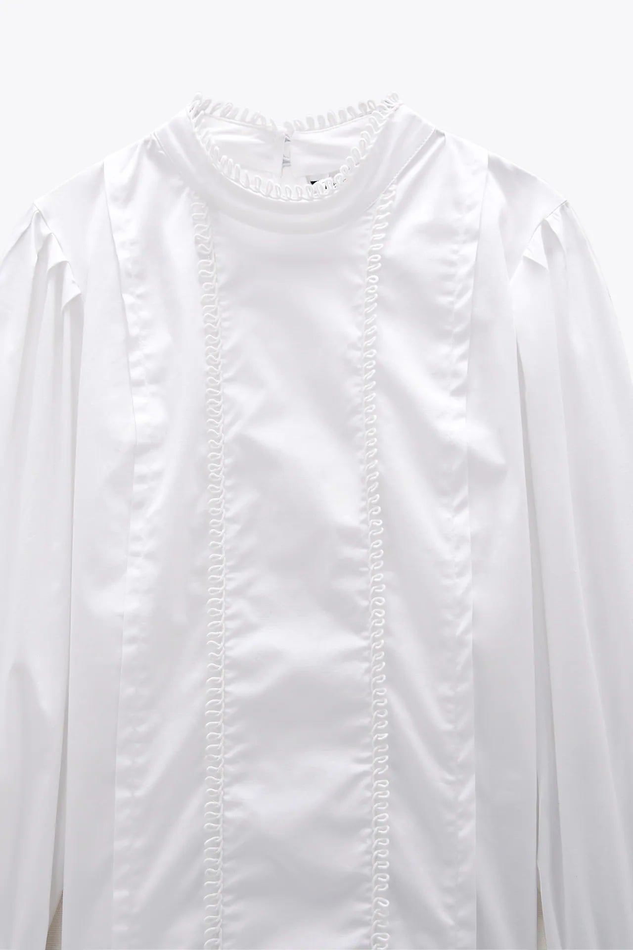 Laura Matamoros sorprende con esta camisa blanca de Zara en un look muy femenino