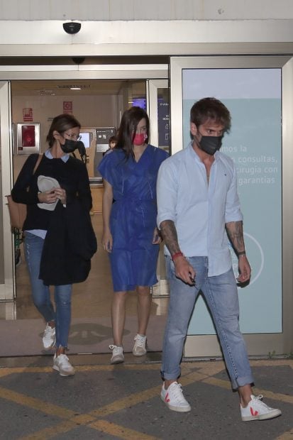Adara Molinero saliendo de un hospital de Madrid junto a su pareja, Rodrigo y su madre, Elena Rodr&iacute;guez./Gtres