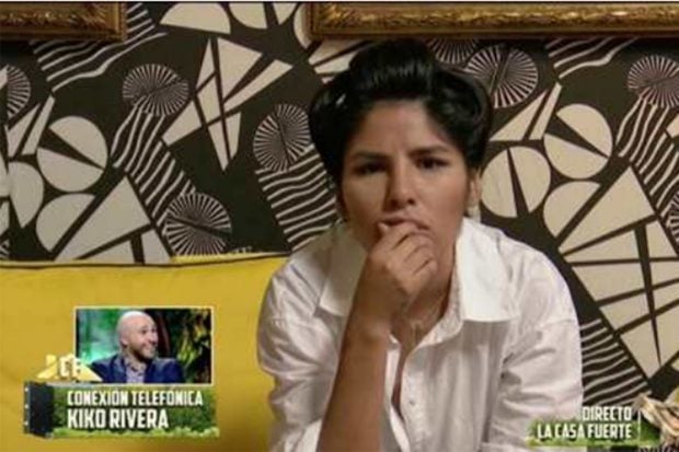Isa P escuchando la llamada de Kiko Rivera mientras est&aacute; en 'La casa fuerte 2'./Telecinco