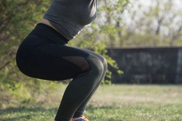 Los ejercicios perfectos para caderas y glúteos entumecidos por el teletrabajo