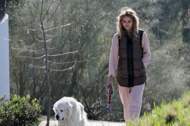 Alba Carrillo junto a su perro Lunes por las calles de Madrid./Gtres