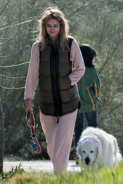 Alba Carrillo junto a su perro Lunes./Gtres