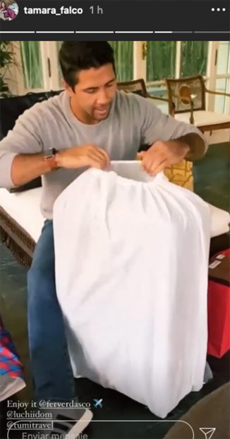 Fernando Verdasco abriendo un regalo./Instagram @tamara_falco