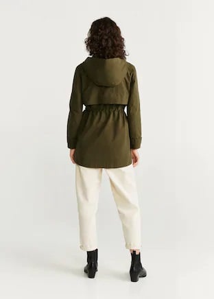 Mango Outlet: La parka impermeable con bolsillos rebajada al 50% que solucionará todos tus looks
