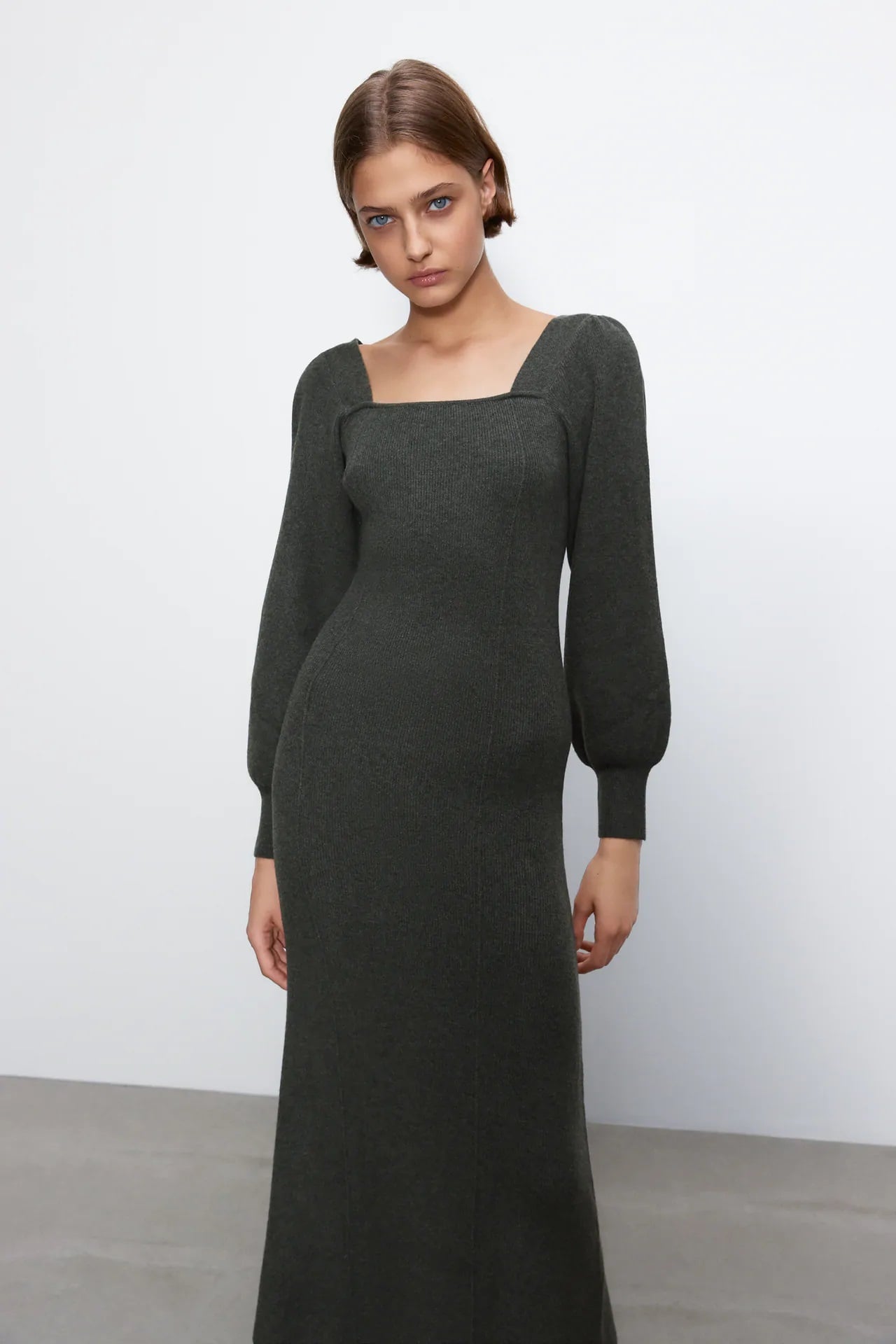 Este es el vestido de punto que queda mejor a Sara Carbonero que a la modelo de Zara