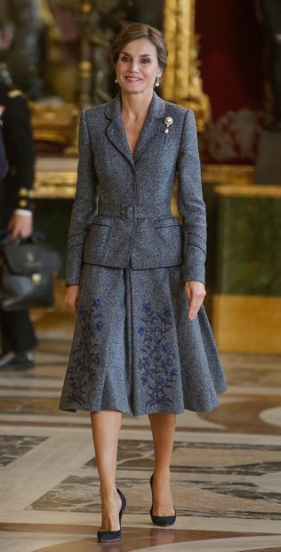 La Reina llev&oacute; este mismo look en el D&iacute;a de la Hispanidad del a&ntilde;o 2017/Gtres