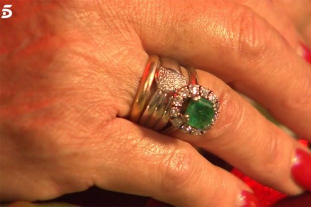 La hermana del torero luce las esmeraldas que le regaló a su madre./Telecinco