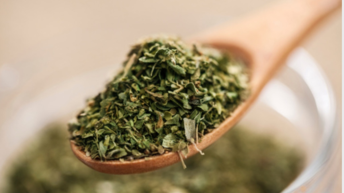 El té de orégano es una de las bebidas de moda para aliviar dolores menstruales