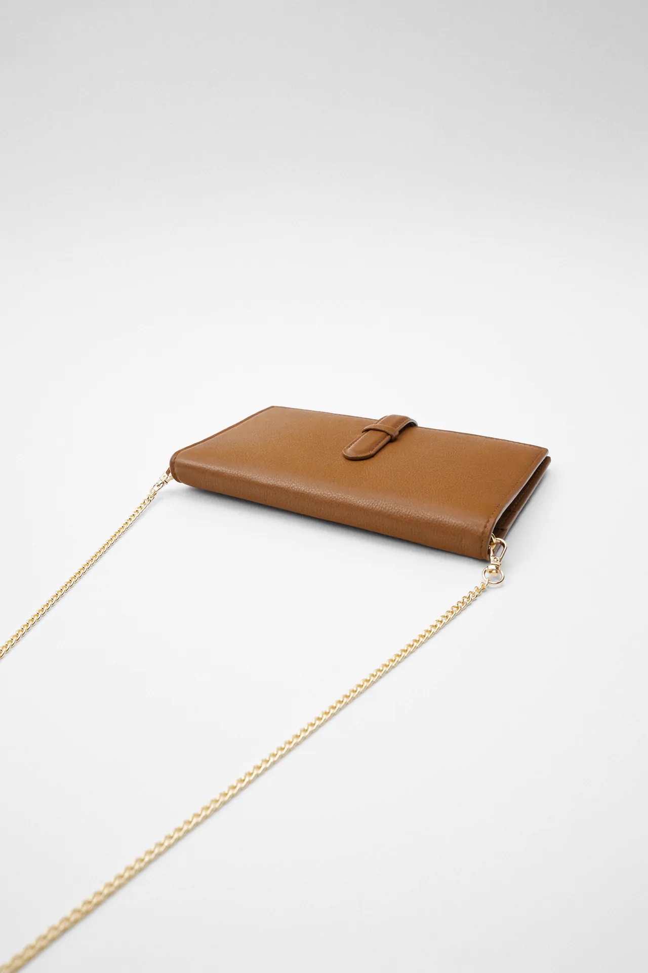 Zara tiene el regalo perfecto y único, una cartera de piel personalizable por menos de 30 euros