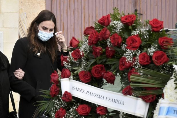 Irene Rosales rota de dolor en el entierro de su padre./Gtres