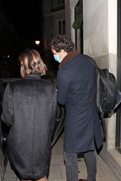 Tamara Falcó e Íñigo Onieva montándose en un coche tras disfrutar de un nuevo plan juntos./Gtres