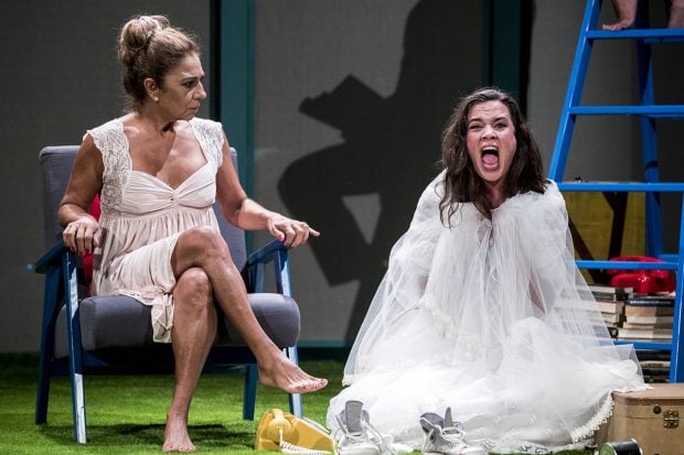 Lolita Flores y Marta Guerras en la obra teatral 'La Fuerza del Cari&ntilde;o'./Gtres