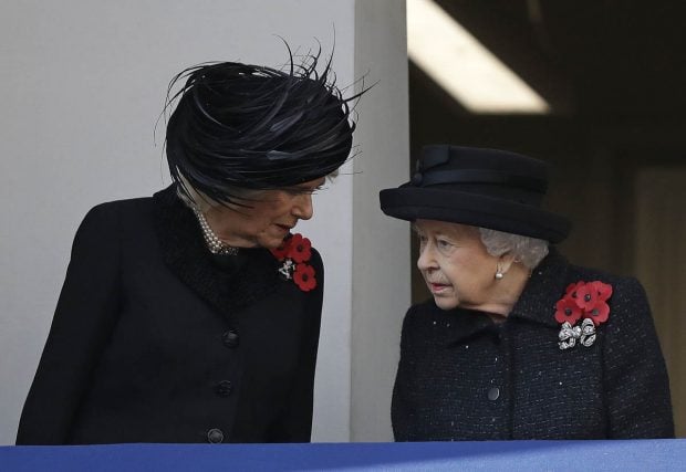 Camilla Parker Bowles, Isabel II