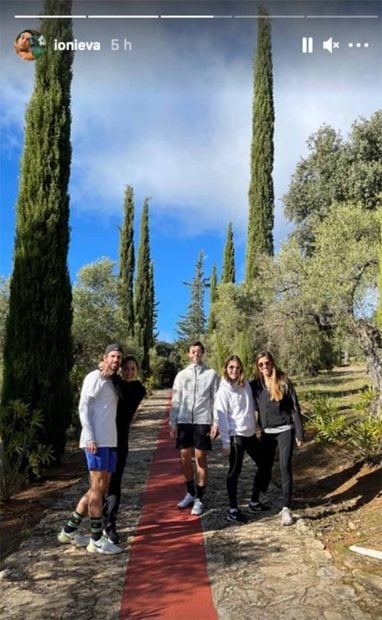 Tamara Falcó e Íñigo Onieva disfrutan de la naturaleza con amigos./Instagram @ionieva