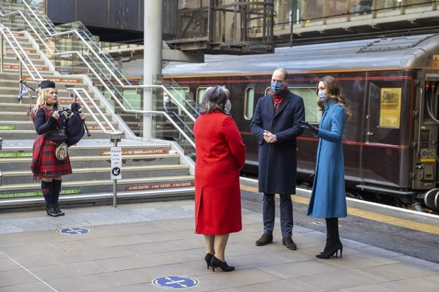 Kate Middleton y el príncipe Guillermo en su primer viaje en el Royal Train./Gtres