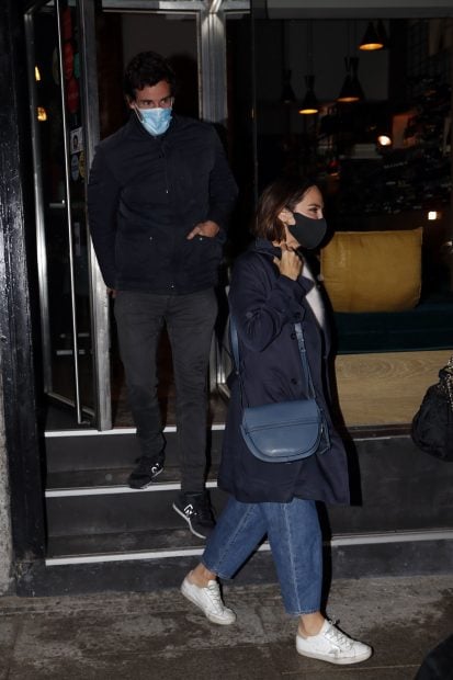 Tamara Falc&oacute; e &Iacute;&ntilde;igo Onieva saliendo de un restaurante de Madrid./Gtres