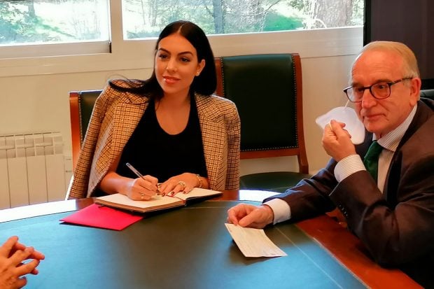 Georgina Rodríguez, firmando su donación / Gtres