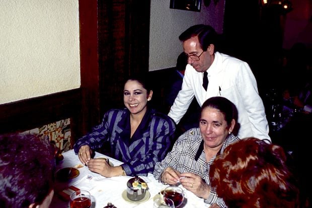 Isabel Pantoja junto a su madre en una imagen de archivo./Gtres