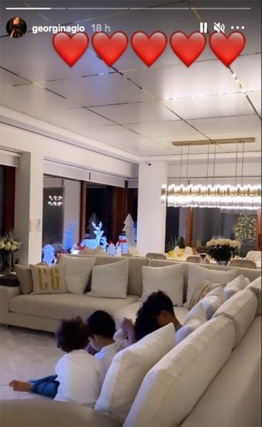 Salón de Georgina Rodríguez y Cristiano Ronaldo./Instagram @Árbol de Navidad de la casa de Cristiano Ronaldo y Georgina Rodríguez./Instagram @Figura de Papá Noel en la casa de Georgina Rodríguez y Cristiano Ronaldo./Instagram @georginagio