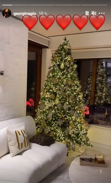 Árbol de Navidad de la casa de Cristiano Ronaldo y Georgina Rodríguez./Instagram @Figura de Papá Noel en la casa de Georgina Rodríguez y Cristiano Ronaldo./Instagram @georginagio