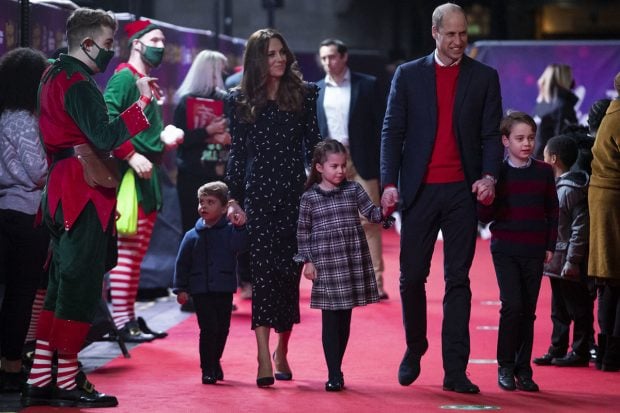 Los duques de Cambridge junto a sus hijos en el Palladium de Londres./Gtres